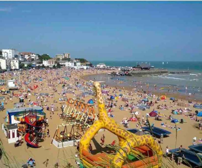 Rivendell Modern 2 Bedroom Apartment In St Peters Village Sleeps 6 Broadstairs Exterior photo