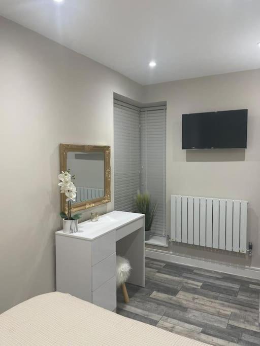 Rivendell Modern 2 Bedroom Apartment In St Peters Village Sleeps 6 Broadstairs Exterior photo